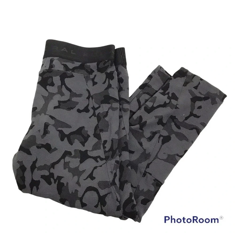 Koral men’s camo print cropped leggings in lead camo